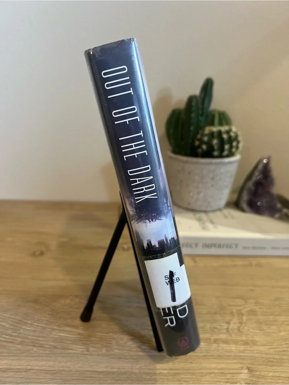 Out of the Dark David Weber Hardcover 2010 First Edition Sci-Fi Ex-Library